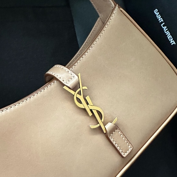 Ysl Le 5 a 7 mini bag. 19x11.5x4.5cm/7.5x4.5x1.8in. Calf leather. Never worn. - Picture 6 of 15